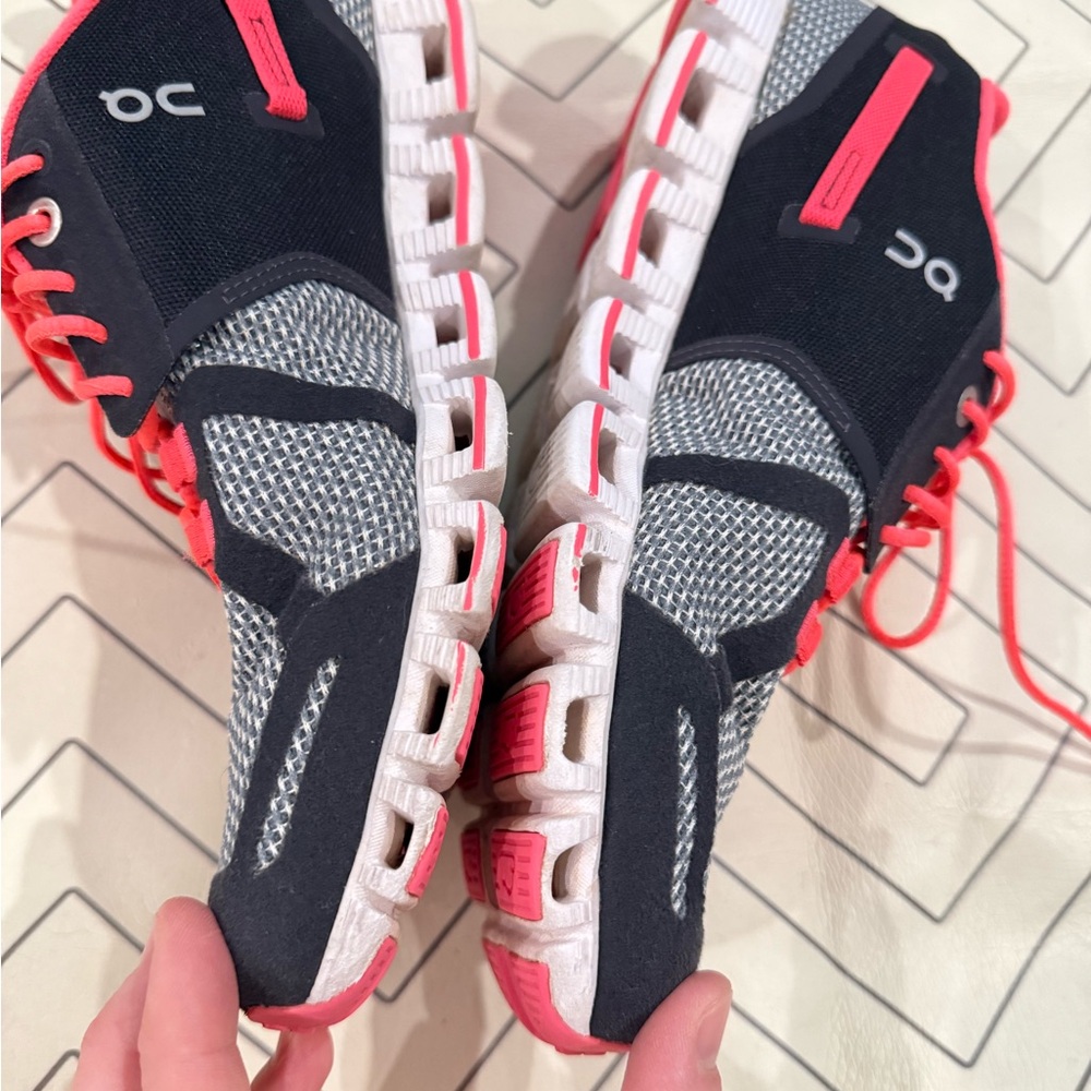 On Running Sneakers - Picture 6 of 16